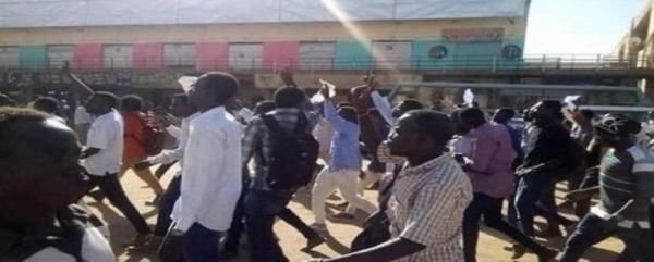 احتجاجات على رفع أسعار الخبز في السودان.. والحوثيون يدعمون المتظاهرين