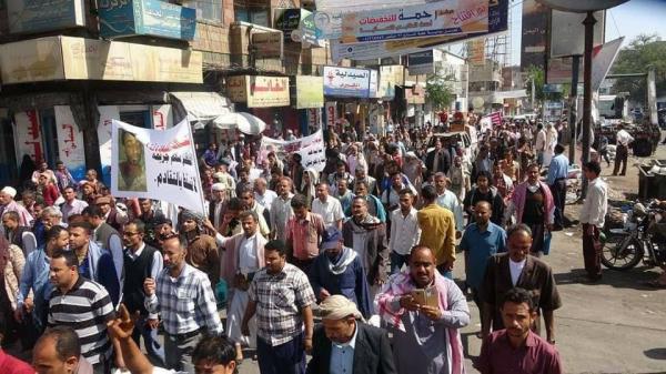بالصور.. مسيرة لأسر ضحايا الاغتيالات تطالب بضبط القتلة وتقديمهم للمحاكمة بتعز