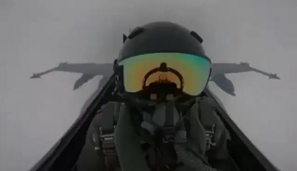 شاهد فيديو لحظة اصابة مقاتلة F-18 كويتية بصاعقة تضرب قمرة القيادة فوق راس الطيار مباشرة