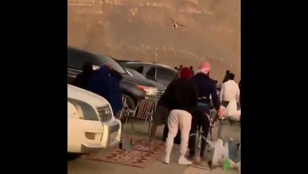 شاهد فيديو.. لحظة سقوط طائرة هيليكوبتر إماراتية في رأس الخيمة ومقتل طاقمها.. والسبب!