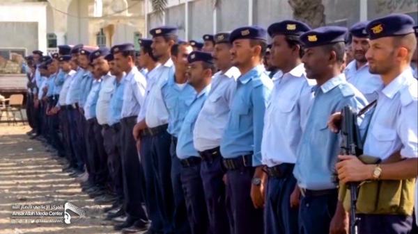 الصور الكاملة التي نشرها الحوثيون للحظة تسلم قوات خفر السواحل التابعة لهم ميناء الحديدة وخروج المسلحين