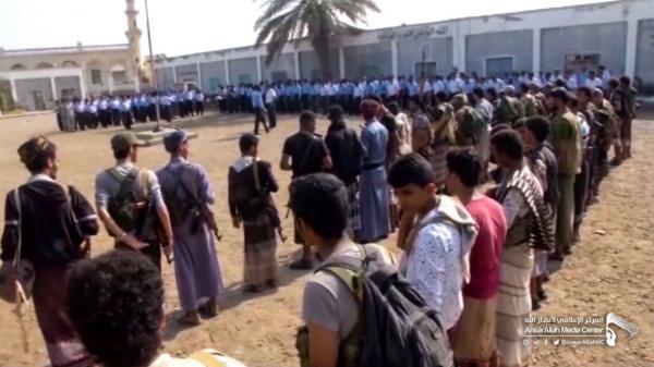 الصور الكاملة التي نشرها الحوثيون للحظة تسلم قوات خفر السواحل التابعة لهم ميناء الحديدة وخروج المسلحين
