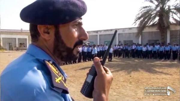 الصور الكاملة التي نشرها الحوثيون للحظة تسلم قوات خفر السواحل التابعة لهم ميناء الحديدة وخروج المسلحين