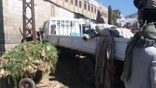 سائق دراجة نارية يلقى حتفه دهساً تحت عجلات شاحنة في إب