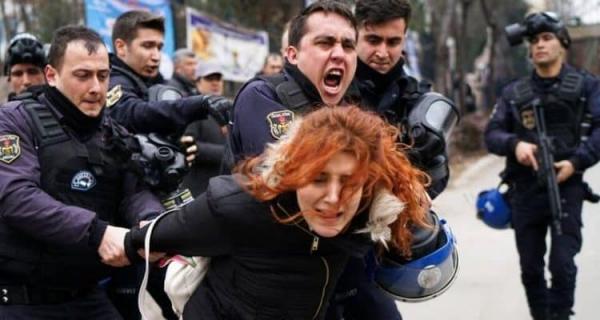 عاريات في غرف باردة.. ماذا يحدث للنساء في سجون أردوغان؟!