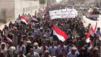 شبوة: الآلاف يؤكدوا على استمرار الثورة ويطالبوا بفتح طريق أبين ووقفة احتجاجية أمام شركة النفط اليمنية