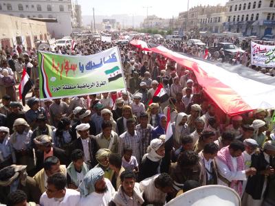 في ذكرى مرور عام  على انطلاق الثورة السلمية شبوة : حشود كبيرة تؤكد على انجاح الانتخابات الرئاسية وترفض العنف ومصادرة حقوق الآخرين