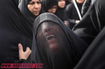 أفراد اسرة عبدالرضا محمد يبكون عليه اثناء موكب جنازته بعد أن تم إطلاق الرصاص عليه في الرأس عندما هاجمت قوات الأمن المتظاهرين المناهضين للحكومه في البحرين , 22 فبراير أفراد اسرة عبدالرضا محمد يبكون عليه اثناء موكب جنازته بعد أن تم إطلاق الرصاص عليه في الرأس عندما هاجمت قوات الأمن المتظاهرين المناهضين للحكومه في البحرين , 22 فبراير