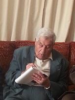 ألعطي يوقع كتابه ( رحلة عمر من شاطيء غزة إلى صحراء الجفر ) 