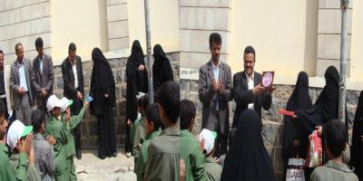 مدير عام مكتب الشئون الاجتماعية ومديرة مدرسة الخنساء يكرمان الطلاب الأيتام الأوائل والمبرزين بالمحويت !!