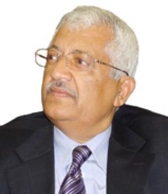 مصادر مطلعة تكشف عن تكليف الرئيس لياسين سعيد نعمان بتشكيل حكومة وحدة وطنية