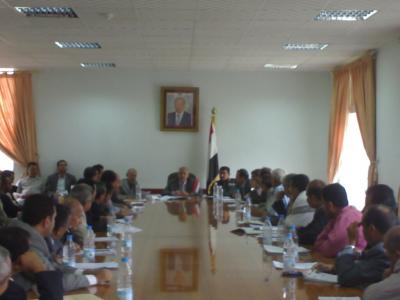 بعد مسيرات ووقفات احتجاجية لشباب الثورة بالمحافظة  محافظ إب يوجه بالتحقيق في قضية طفل الجعاشن وسجون العدين , وتشكيل لجنة تحقيق في إصدار قرارات لموجهين بدون قرار من قبل مكتب التربية