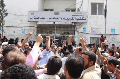 بعد أن اتهموه ببيع مدرستهم تشليح  إب: طلاب مدرسة  صلاح الدين يضربون المدير والوكيل ويخرجونهما إلى خارج سور المدرسة