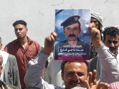إب : أهالي الضابط القتيل عبده ناجي يتظاهرون للمطالبة بالقبض على قتلته ,ومدير الأمن يعدهم بملاحقة الجناة أيا كانوا وفي أي مكان .  