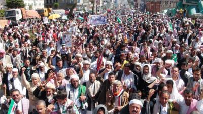 ثوار إب يطالبون بإقالة عائلة صالح ويؤكدون على ضرورة هيكلة الجيش والأمن والخطيب لا حوار قبل الهيكلة  