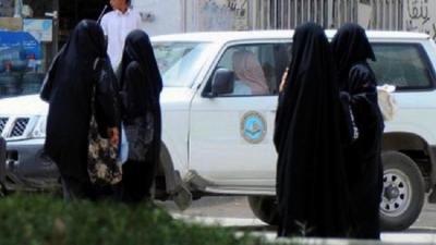 شاهدفيديو جديد لملاحقة "فتاة النخيل مول" من قبل الهيئة في الرياض