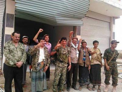 أحمد سيف حاشد يهاجم الحوثيين ويصف نشر صورته بالبزة العسكرية بـ الحقارة .. صورة