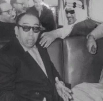 صورة نادرة الملك السعودي الراحل وهو يمازح نجم الكوميديا المصرية الذي غنى لليمن (شاهد)