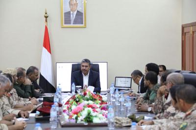 استنفار حكومي في عدن بسبب تعز.. وبحاح يعقد لقاءاً عسكرياً ويدلي بتصريح هام