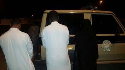 شاهد بالصور فرقة المجاهدين تطيح بشباب يمنيين برفقة فتاة مغربية كانوا في طريقهم لاقامة سهرة ماجنة