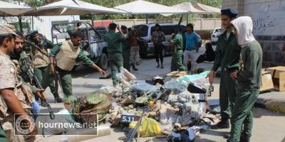 القوات الأمنية بمدينة عدن تصادر كميات من الاسلحة خلال مداهمتها لأسواق بيع السلاح