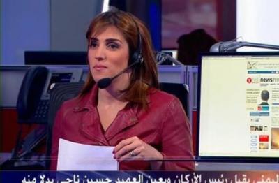 شاهد.. مذيعة قناة «العربية» تحمل طفلها في مكان عملها!