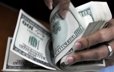 أسعار الدولار ترتفع بسبب هبوط أسعار السلع الأولية