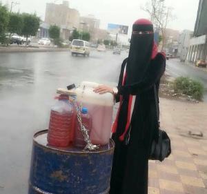 بالصورة و الاسم.. فتاة صنعانية تقتحم السوق السوداء و تبيع المشتقات النفطية