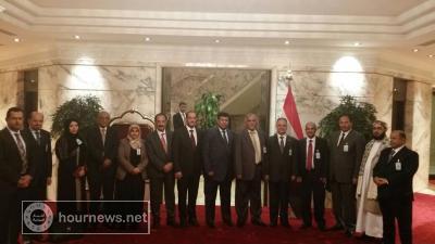 شاهد الان بالصورة وفد الشرعية يتجه لقاعة افتتاح مشاورات الكويت