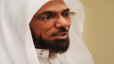 العودة يضع حدا لأزمة المثليين