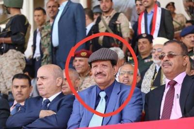 شاهد بالصورة.. شيخ مشائخ يافع برفقة وفد قبلي يفاجئ الجميع بالظهور في ميدان السبعين برفقةالحوثيين