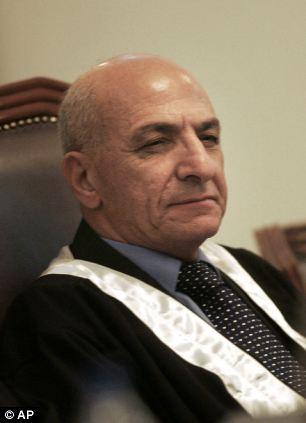 هذا ما حدث للقاضي الذي حكم بإعدام صدام حسين بعد محاولته الهروب بملابس راقصة