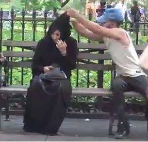 شاهدبالفيديو: شاب يمني يخلع حجاب فتاة .. فتفاجئ بهذا الرد من الناس ؟