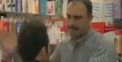 فيديو: مواطن  يصفع “عاق لوالده” على وجهه ويثير مشاعر الملايين في “الصدمة”