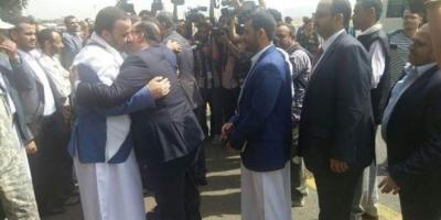 بالصورة  بهذه الطريقة الغريبة استقبل الحوثيون  وفد المفاوضات العائد  من الكويت