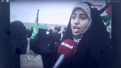  يمنية بـ «لباس إيراني» تثير ضجة في شوارع "صنعاء" ! ( صورة )