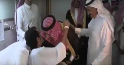 فيديو | ولي العهد السعودي لأحد مصابي تفجير جدة الانتحاري: “مريت بنفس التجربة