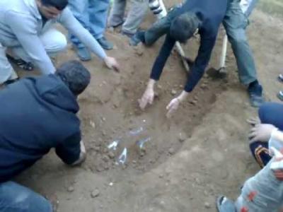 شاهدبالفيديو فتحوا مقبرة بعد 30 عام وصدموا مما رآوا 