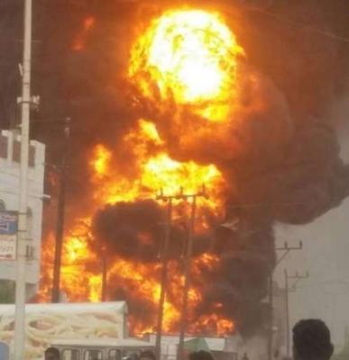 شاهدبالصور .. حريق هائل بمدينة الحديدة أثناء تفريق مشتقات نفطية تباع في السوق السوداء