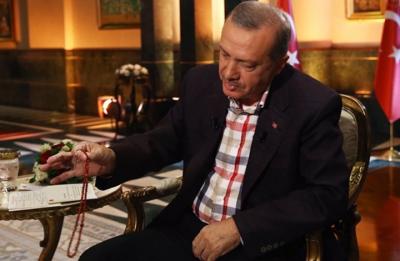لماذا أخرج أردوغان الـ"مسبحة" خلال حديثه عن ليلة الانقلاب؟