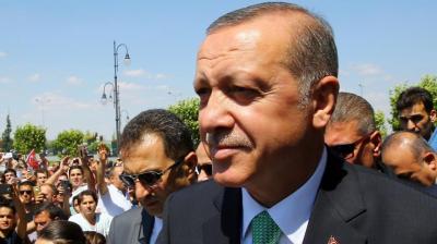 "شاهد صورة"بالمقص والشفرة.. حلاق تركي يرسم وجه أردوغان على رأس مساعده 