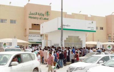   وزارة العمل السعودية تنفي حقيقة رفع رسوم نقل الكفالة وتكشف عن اسعار النقل 
