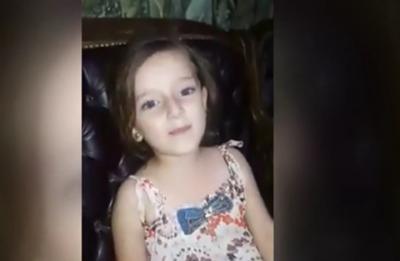 برميل متفجر يباغت طفلة بحلب أثناء غنائها لوالديها (شاهد)