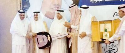  سعودي يتسلم سيارة فارهة هدية من أعضاء قروب واتس أب 