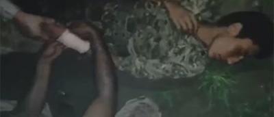 بالفيديو.. كيف تعامل الجنود السعوديون مع الأسرى الحوثيين