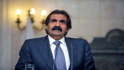 صورة أمير قطر السابق وهو يذبح الخروف تثير جدلا على الشبكة العنكبوتية