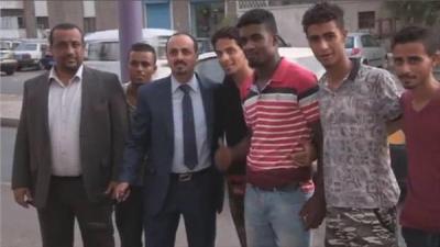 بالصور: وزير شمالي يفاجئ الجميع ويتجول بكل حرية في شوارع مدينة عدن