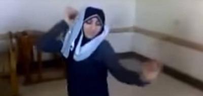 بالفيديو .. معلمة سعودية ترقص لطالباتها في الفصل وتهين مكانة المعلمات السعوديات