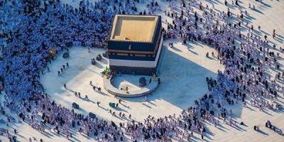 صورة لطائفين يشكلون قلب حول الكعبة .. ومصورها يكشف ملابسات إلتقاطها