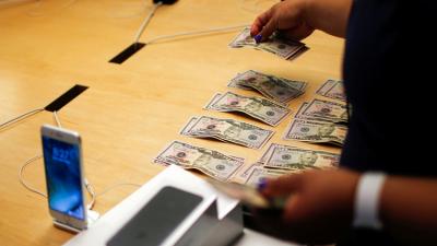فتاة طلبت هواتف "آيفون 7" من 20 عشيقاً وباعتها لتحقيق حلمها